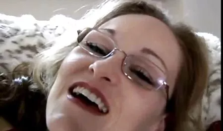 Sexy lady sexfilmy gratis czarnego drewna z uśmiechem, aby przeczekać Укропии